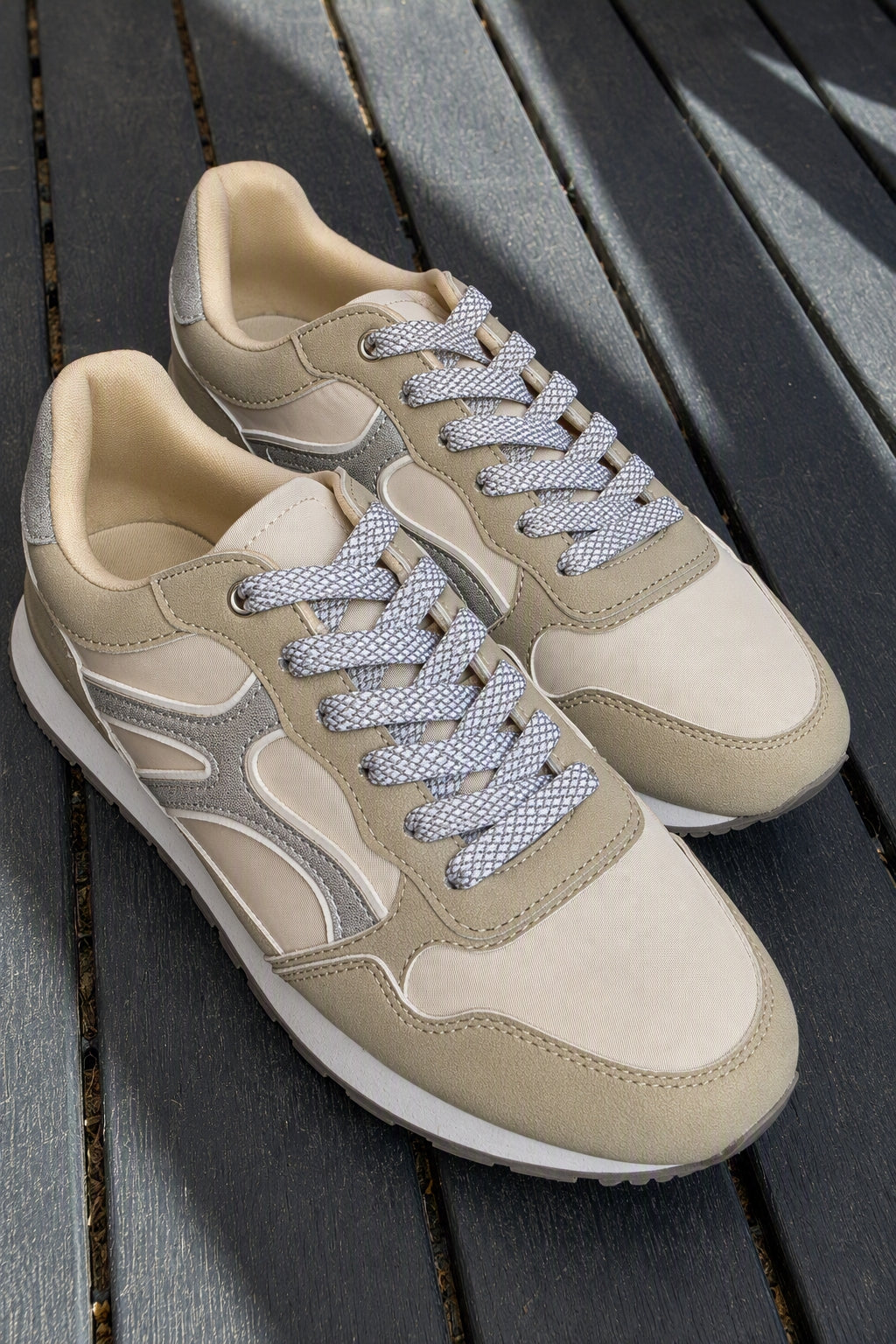 The Shoelaces - White